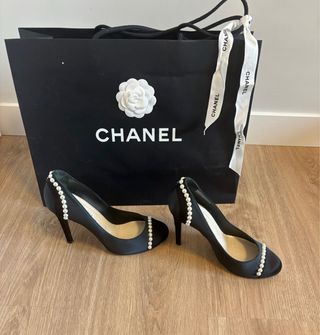 Zapatos de Chanel de satén con perlas