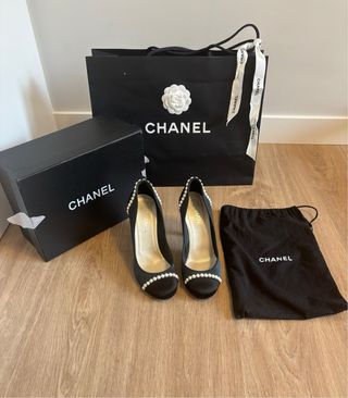 Zapatos de Chanel de satén con perlas