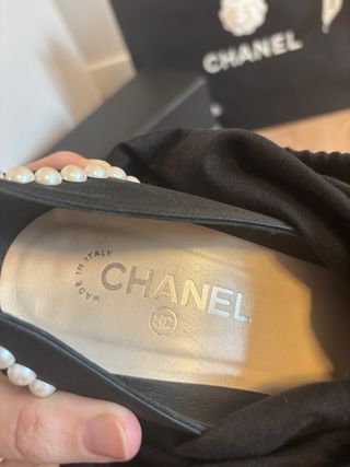 Zapatos de Chanel de satén con perlas