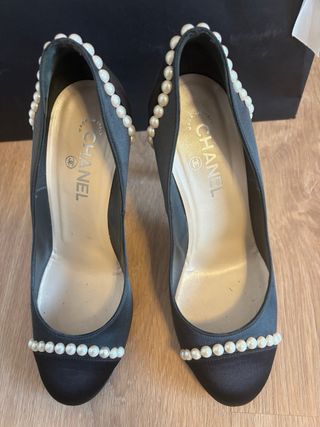 Zapatos de Chanel de satén con perlas