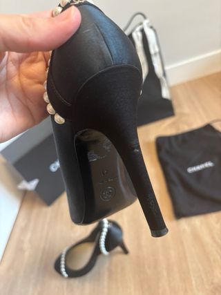 Zapatos de Chanel de satén con perlas