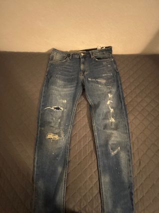 Vaqueros desgastados con salpicaduras