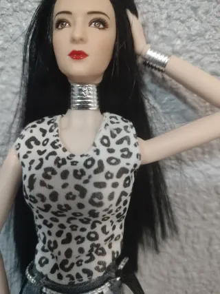Muñeca estilo Barbie con vestido estampado