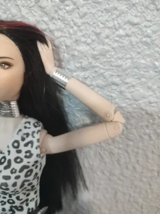 Muñeca estilo Barbie con vestido estampado