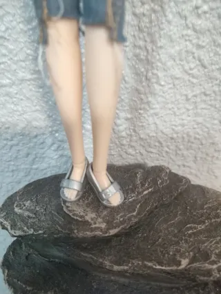 Muñeca estilo Barbie con vestido estampado