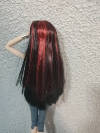 Muñeca estilo Barbie con vestido estampado