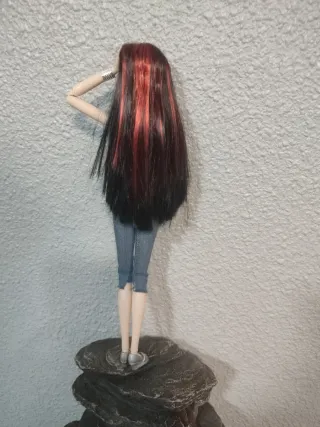 Muñeca estilo Barbie con vestido estampado