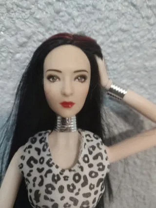 Muñeca estilo Barbie con vestido estampado