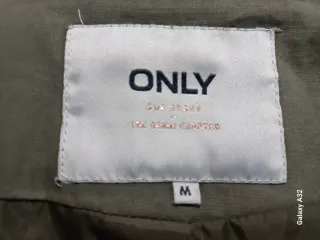 Parka de algodón ONLY. Verde militar. Talla M.