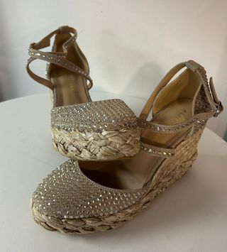 Sandalias Alma en Pena Beige/Oro Tachuelas