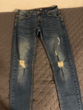 Vaqueros azules rotos talla M PRECIO 5€ NEGOCIABLE
