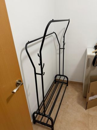 Perchero de ropa negro