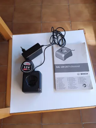 CARGADOR BOSCH Y BATERÍA BOSCH 12V 2,0 AH