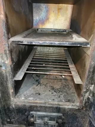 Cocina de leña antigua de hierro