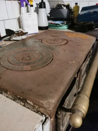 Cocina de leña antigua de hierro