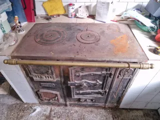 Cocina de leña antigua de hierro