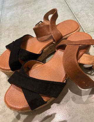 Sandalias cuña negras y marrones