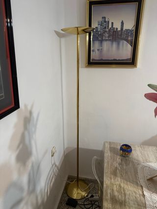 Lámpara de pie dorada con intensidad regulable