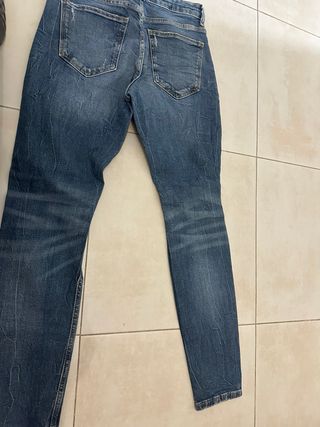Pantalón vaquero Zara desgastado
