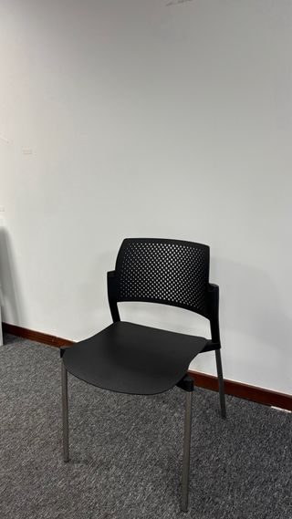 Silla negra de plástico