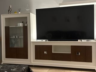 Mueble de salón blanco con puertas de cristal