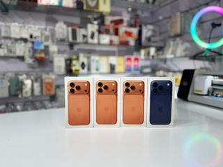 iPhone 17 Pro Azul Marino y Naranja