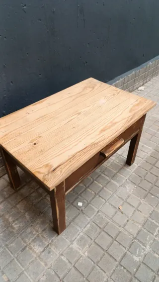 Mesa baja de madera con cajón