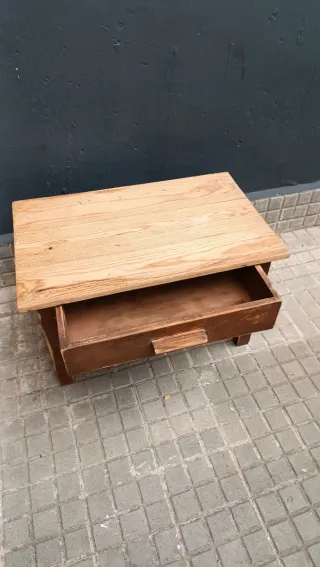Mesa baja de madera con cajón