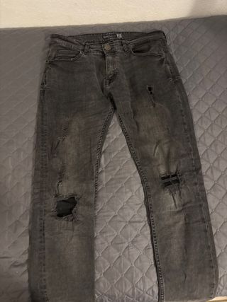 Vaqueros negros rotos Talla M PRECIO 5€
