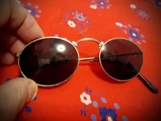 Occhiali da sole rotondi