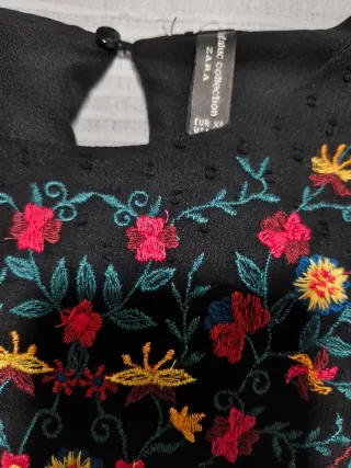 Camisa de Zara XS, bordada, negra. Como nueva