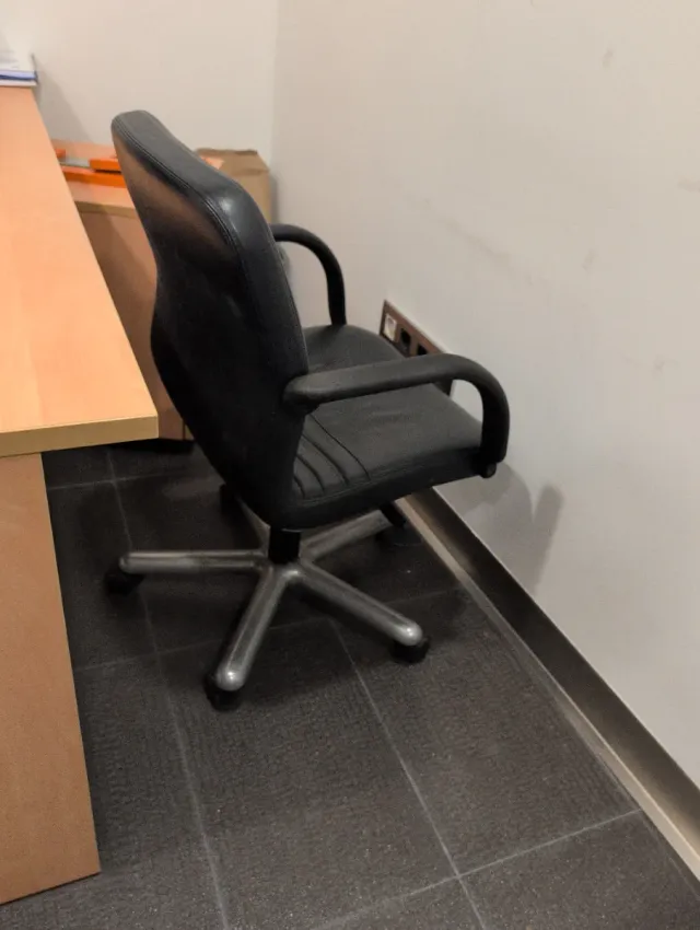 Silla de oficina ergonómica negra.