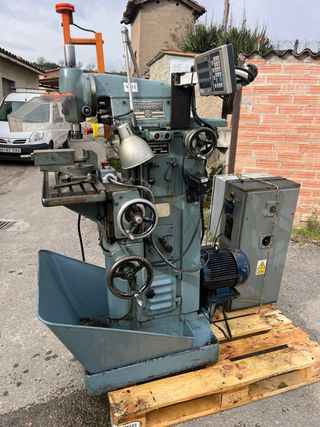 Fresadora con accesorios marca Deckel visu Fagor