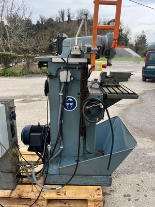 Fresadora con accesorios marca Deckel visu Fagor