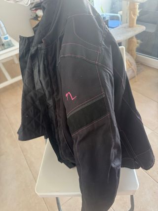 Chaqueta de moto negra con detalles rosas
