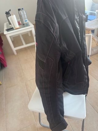Chaqueta de moto negra con detalles rosas