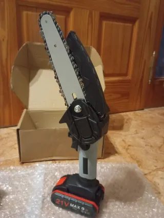 MOTOSIERRA ELÉCTRICA DE 6 PULGADAS CON 2 BATERIAS