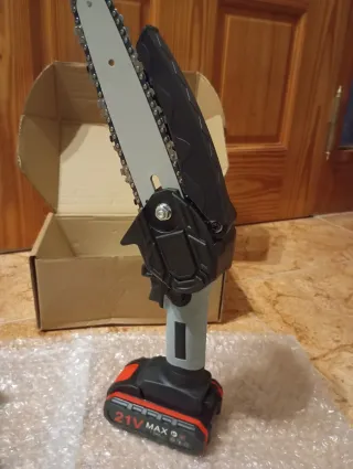 MOTOSIERRA ELÉCTRICA DE 6 PULGADAS CON 2 BATERIAS