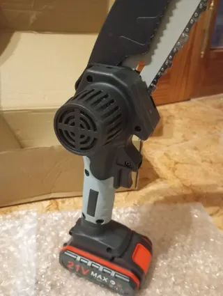 MOTOSIERRA ELÉCTRICA DE 6 PULGADAS CON 2 BATERIAS