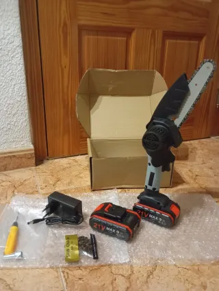 MOTOSIERRA ELÉCTRICA DE 6 PULGADAS CON 2 BATERIAS