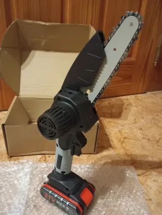 MOTOSIERRA ELÉCTRICA DE 6 PULGADAS CON 2 BATERIAS