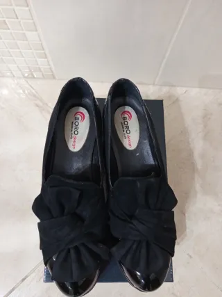 Scarpe nere BORO design con fiocco