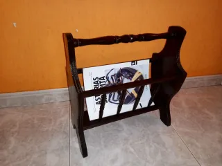 Revistero de madera oscuro