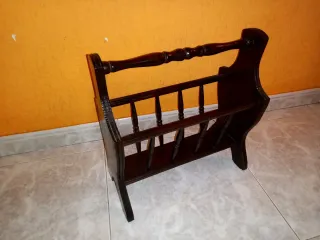 Revistero de madera oscuro