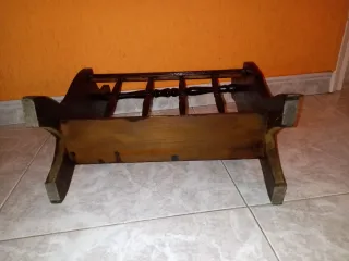 Revistero de madera oscuro