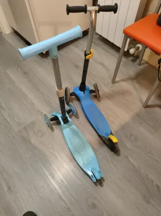 Dos patinetes de tres ruedas para niños