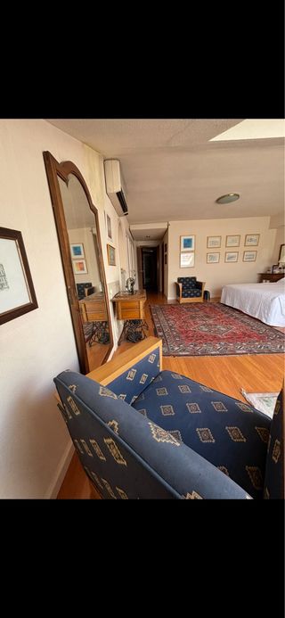 Butacas y armarios antiguos. Art Deco