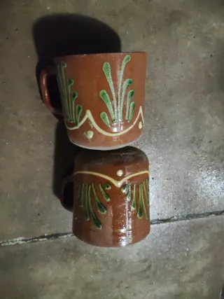 Vecchie tazze in terracotta