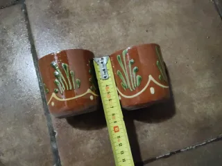 Vecchie tazze in terracotta