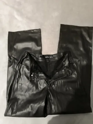 Pantalón polipiel Stradivarius Talla 38